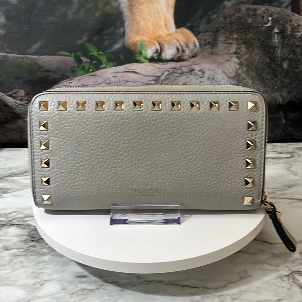 VALENTINO GARAVANI ZIP LONG WALLET WITH SILVER STUDS.